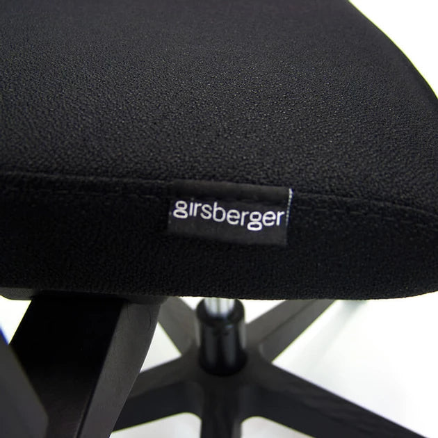 Girsberger Kyra bureaustoel in zwart detail naamplaatje