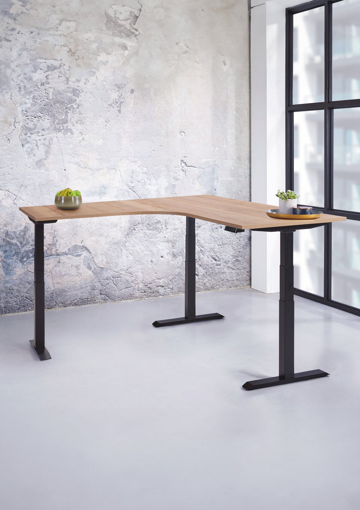 Hoekbureau Ora 200x80 + 120x60 cm zit-sta 3 motoren, in een kantoor