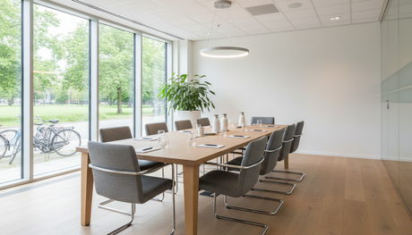 Moderne vergaderruimte met elegante vergaderstoelen rondom een conferentietafel