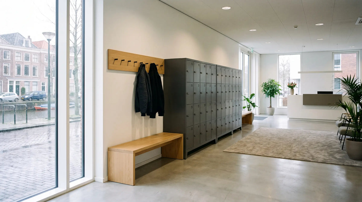 Rij lockerkasten in antraciet bij de ingang van een modern kantoor