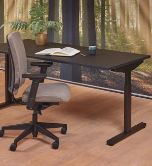 Bureau uit de Basic-lijn met zwart frame, foto van dezelfde lijn